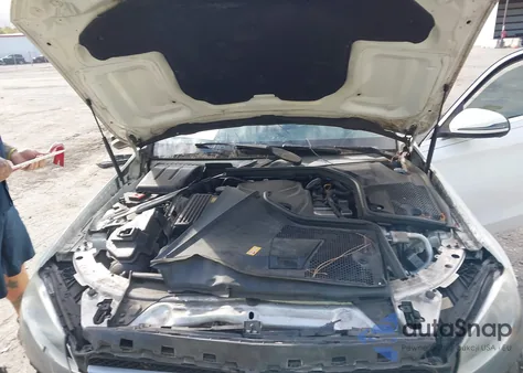 2016 Mercedes-Benz C 300 z USA, uszkodzony, nr VIN 55SWF4JB0GU119144